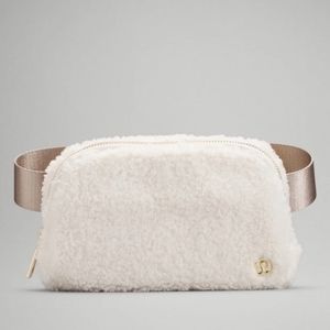 Lululemon everywhere fleece belt bag